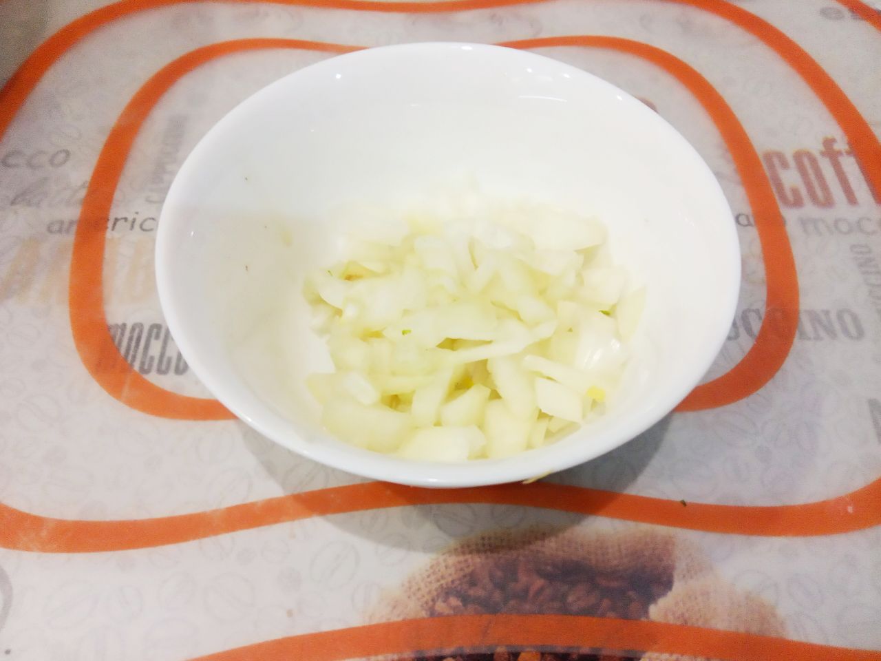 Картофель тушеный со свининой и овощами, сытный и аппетитный: Лук очищаем от шелухи, промываем и мелко измельчаем.