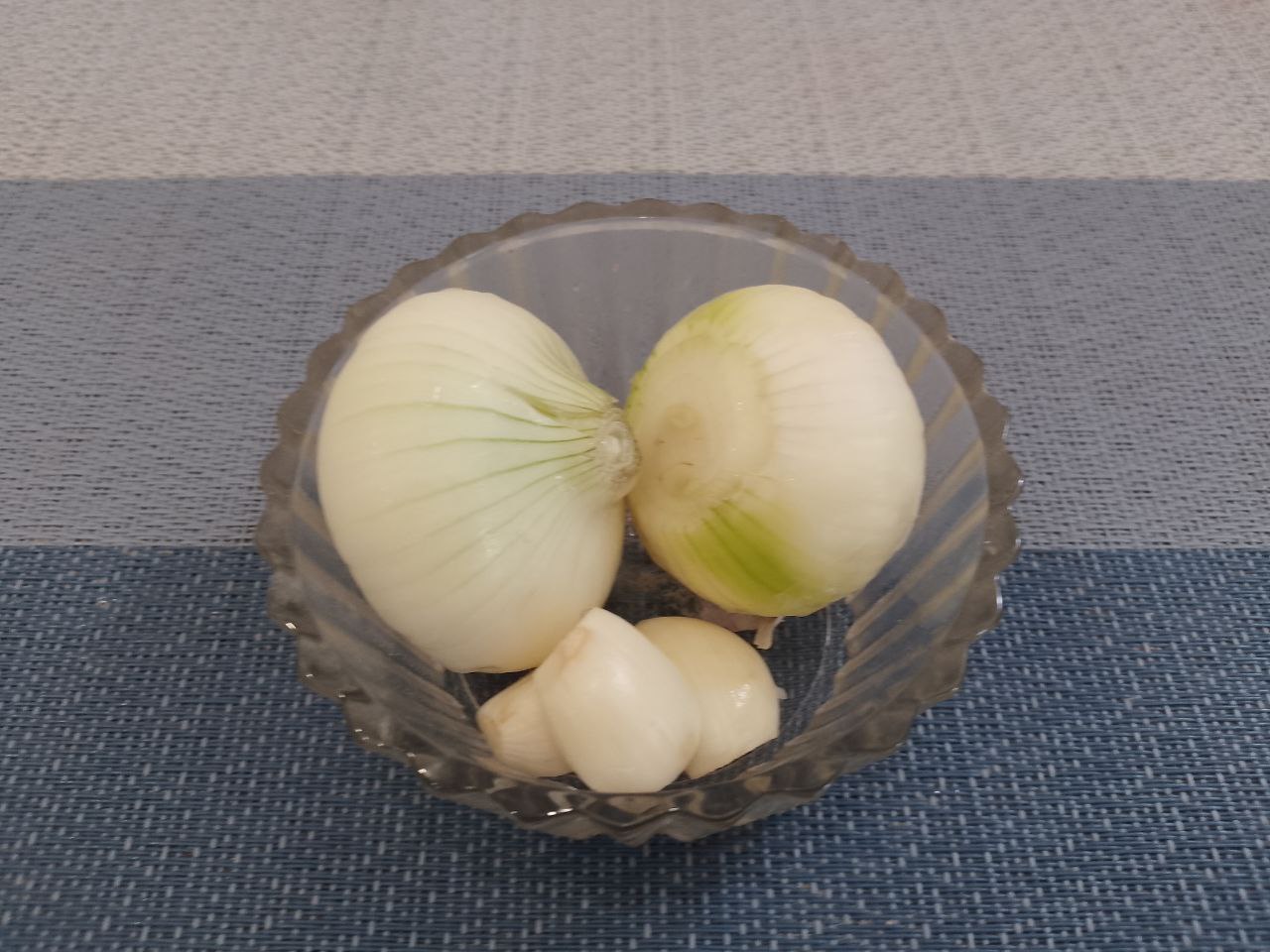 Мясные котлеты с начинкой, запеченные в духовке: Лук очищаем, промываем и пропускаем через мясорубку или натираем на мелкой терке.