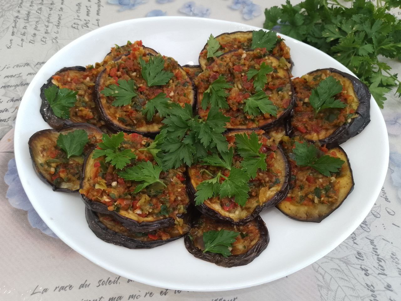Жареные баклажаны с перцем и зеленью: Сверху на каждый кружочек выкладываем перечную массу и посыпаем зеленью.
