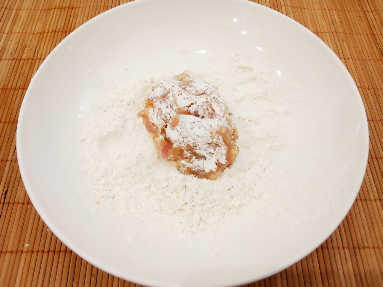 Котлеты из свежей капусты и фарша, сочные и вкусные: В тарелку или другую посуду, насыпаем муку. Формируем котлеты и обваливаем в муке.