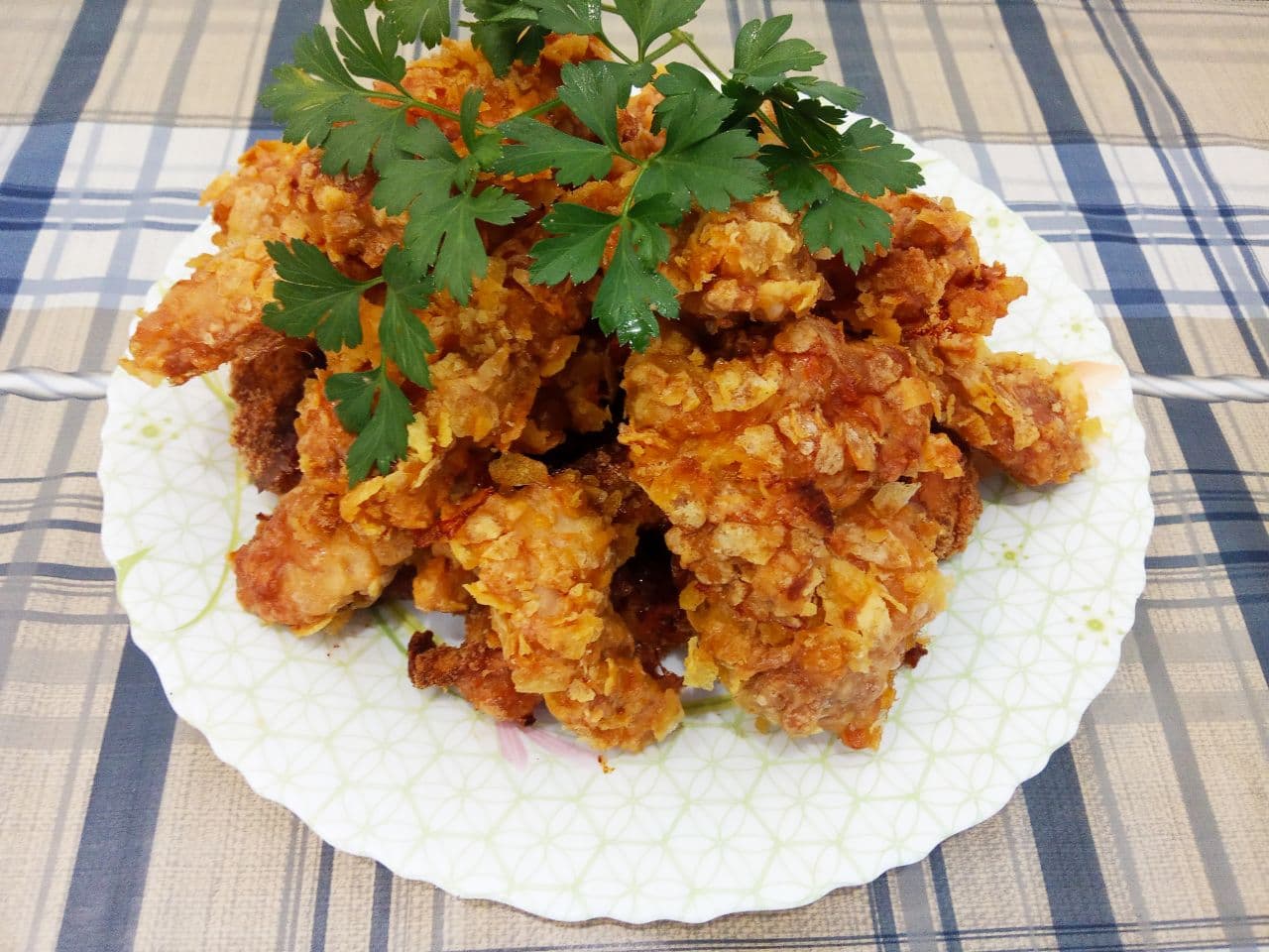 Стрипсы из мяса свинины: Достаем противень со стрипсами с духовки и выкладываем на блюдо.