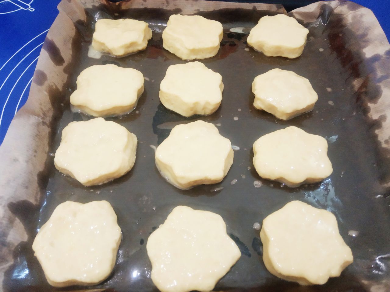 Домашние пряники в глазури, мягкие и вкусные: Яйцо взбиваем и смазываем пряники.
