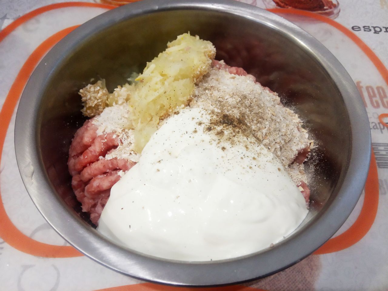 Мясные котлеты, запеченные в духовке, нежные и сочные: Соединяем в миске, фарш, овсяную крупу, лук, сметану, чеснок и специи. Котлетную массу тщательно размешиваем