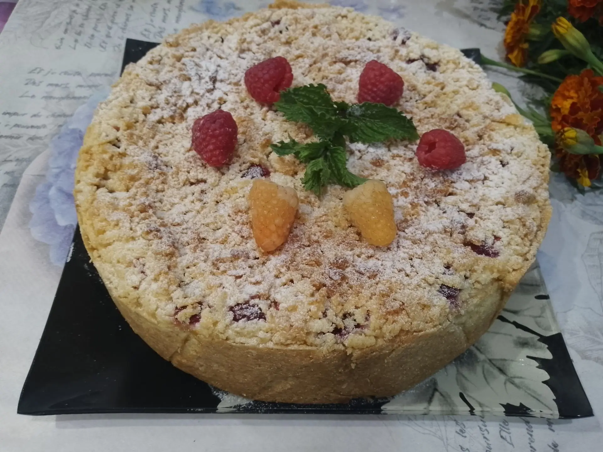 Песочный пирог с творожной начинкой и ягодами малины: охлаждаем пирог и подаем к чаю