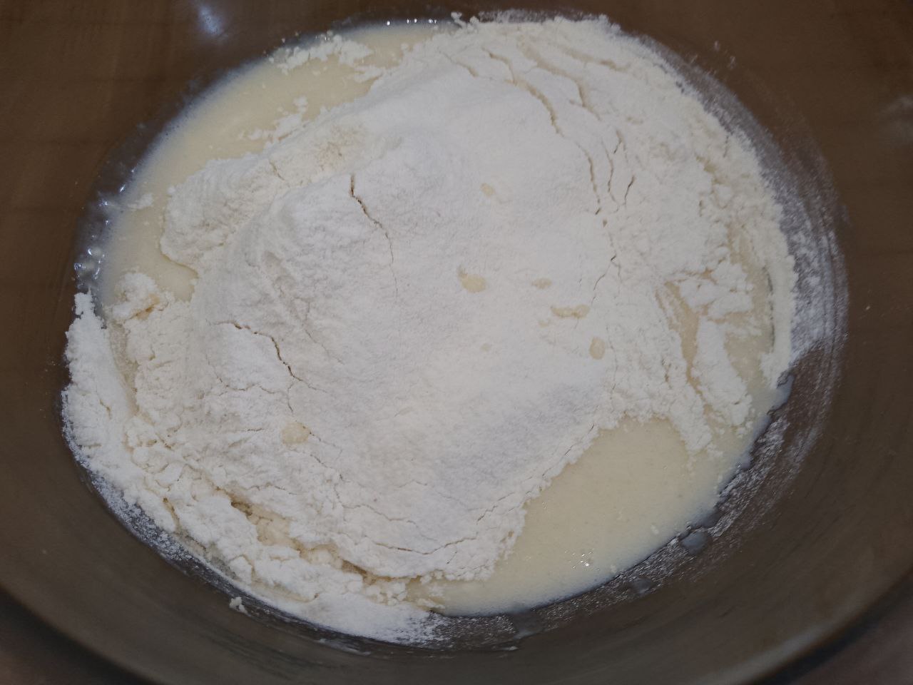 Мягкие вафли с ягодами, просто и вкусно: Муку добавляем в смесь и размешиваем до однородного состояния.