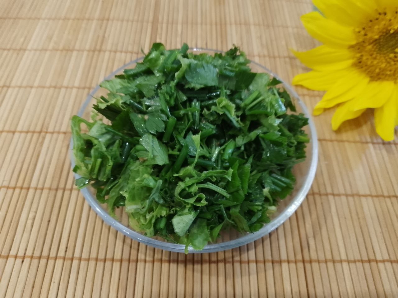 Салат из баклажанов, зелени и сыра, сытный и вкусный: Зелень промываем, даем стечь воде и мелко нарезаем.Измельченную зелень перекладываем в салатницу.