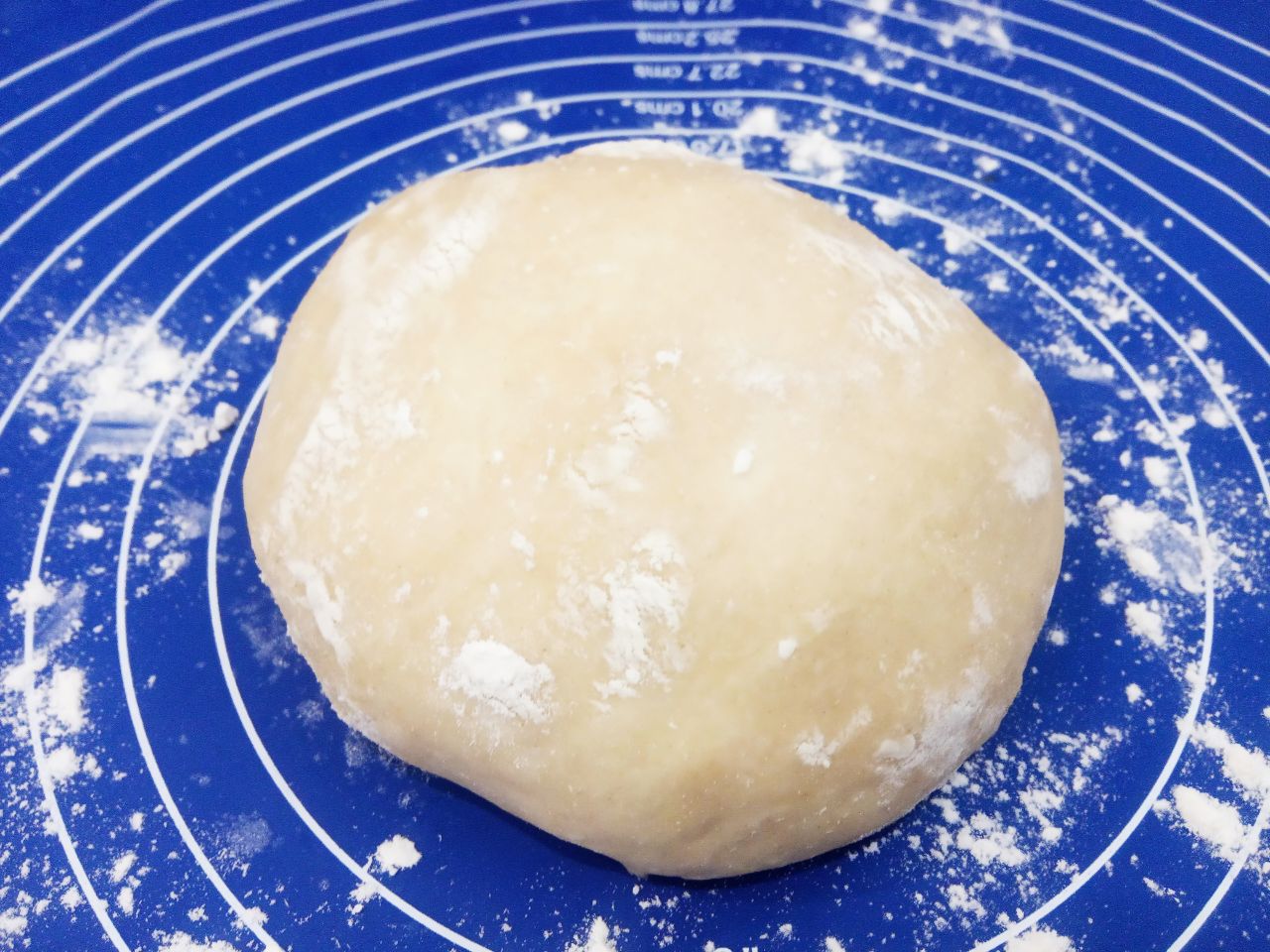 Простой рецепт вареников с творогом, вкусные и аппетитные: Муку просеиваем через сито и высыпаем на стол горкой. Делаем в муке углубление в виде воронки и частями