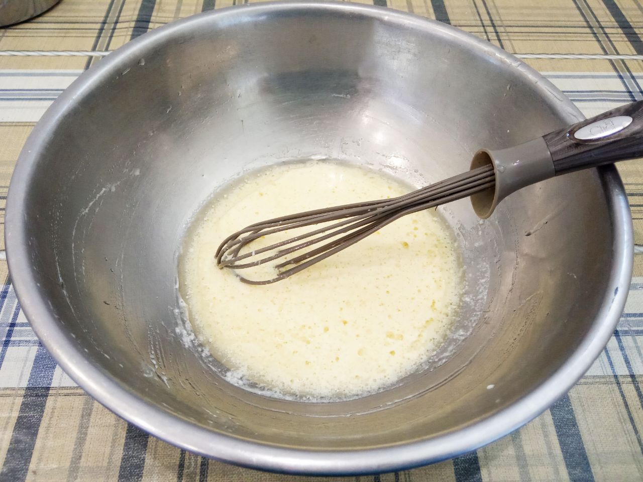 Простой рецепт жареных пирожков с начинкой из куриного филе и лука: Добавляем в смесь сахар, соль, яйцо и растительное масло, размешиваем венчиком.