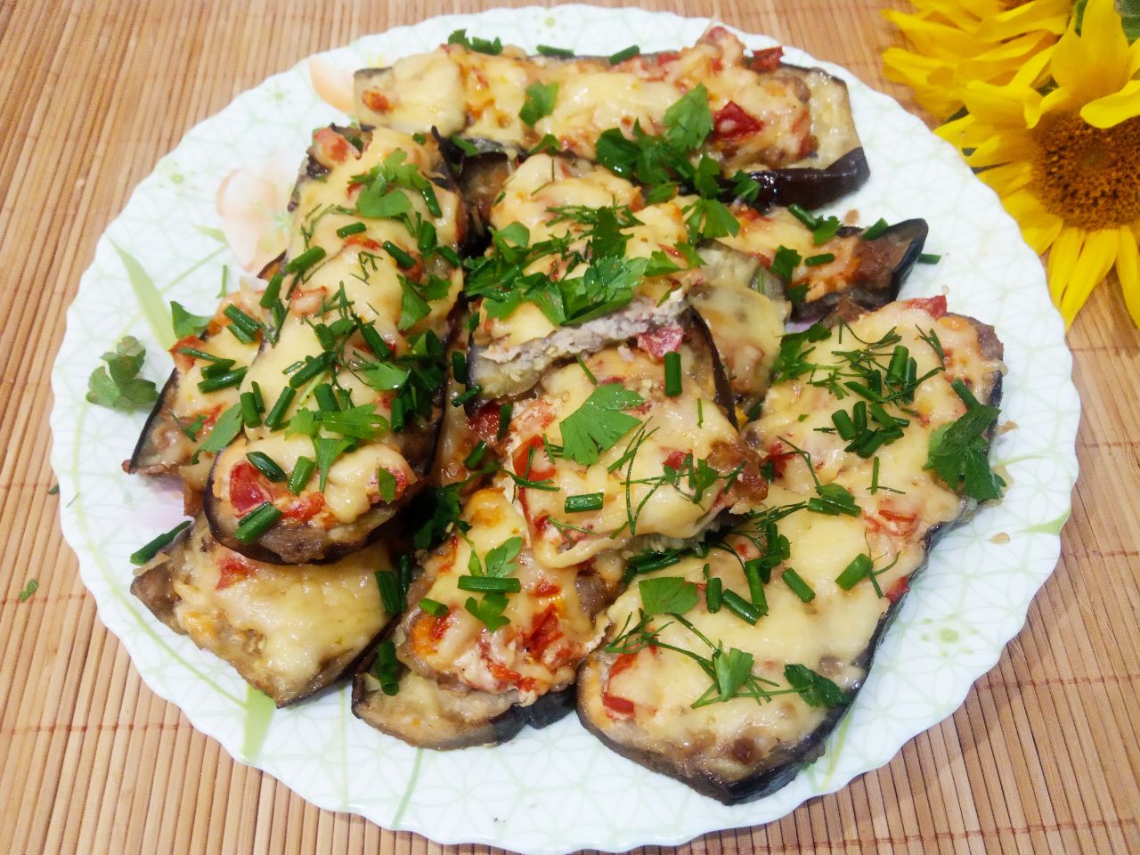 Запеченные баклажаны с фаршем, помидорами и сыром, в духовке