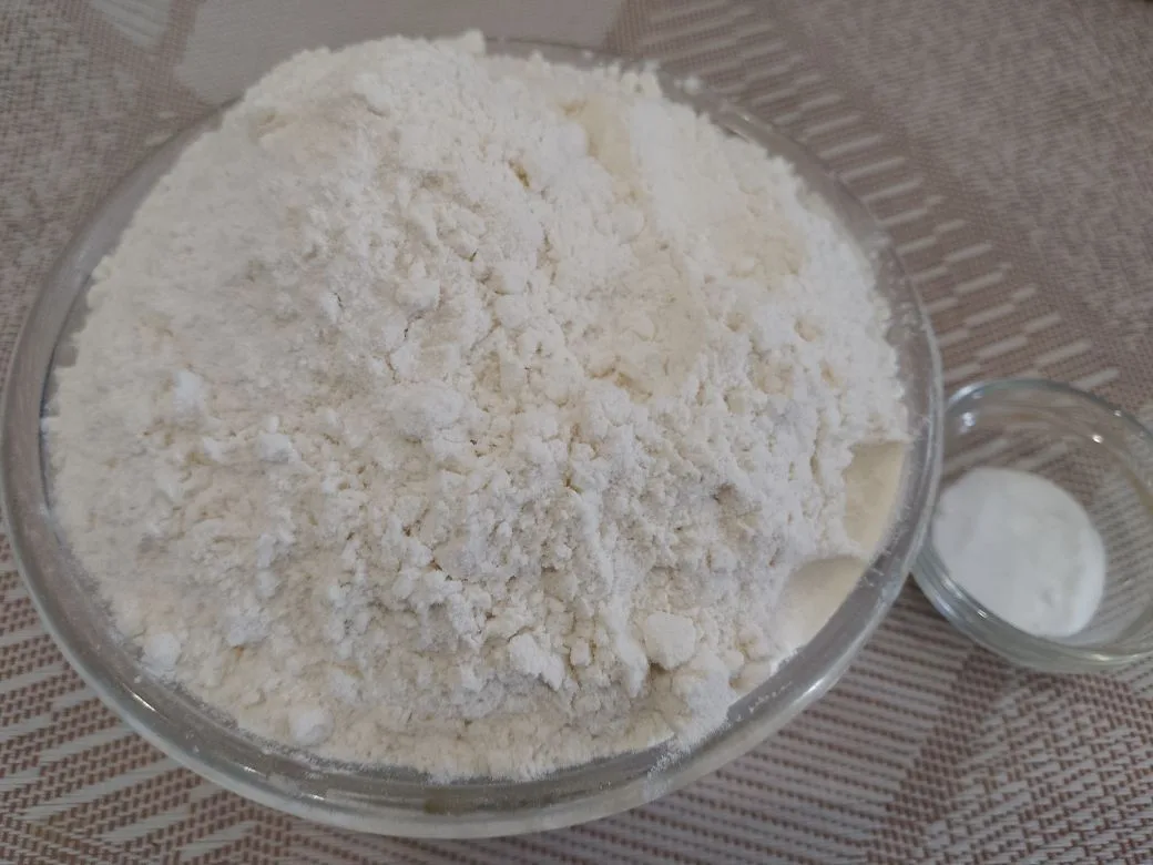 Простой рецепт печенья с кокосовой стружкой, без яиц: Муку смешиваем с разрыхлителем для теста и просеиваем через сито.