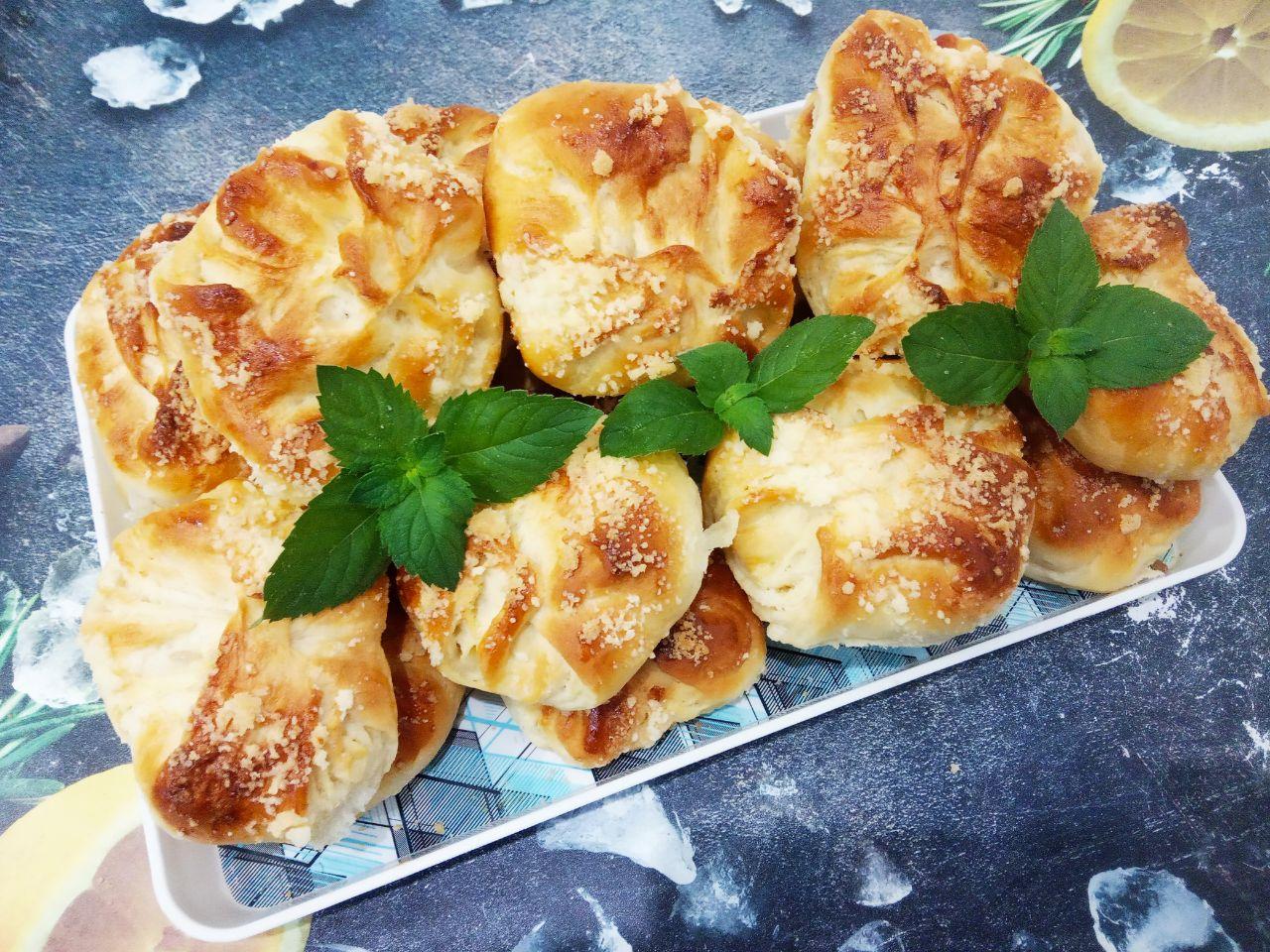 Булочки воздушные и слоистые, с крошкой
