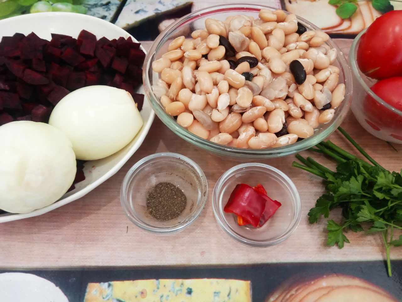 Рецепт тушеной свеклы с фасолью, помидорами и зеленью