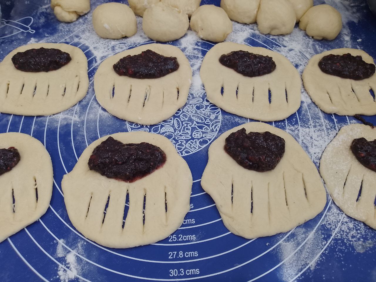 Рогалики из сдобного дрожжевого теста, с начинкой из мака и ягод: На другой край выкладываем начинку, закрываем тестом, придавливаем и сворачиваем рогаликом.