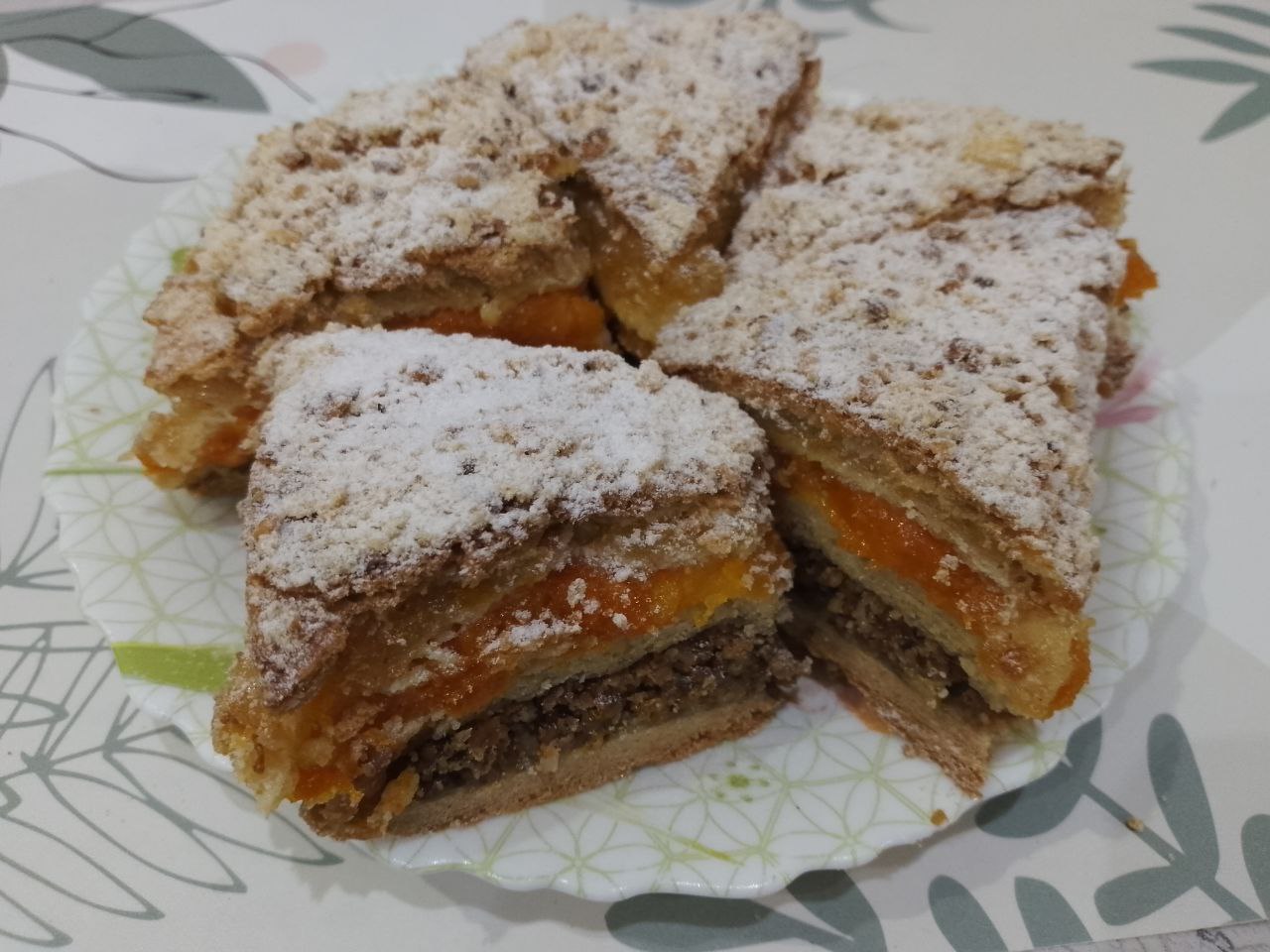 Пирог песочный трехслойный с начинкой из кураги, лимона и орехов