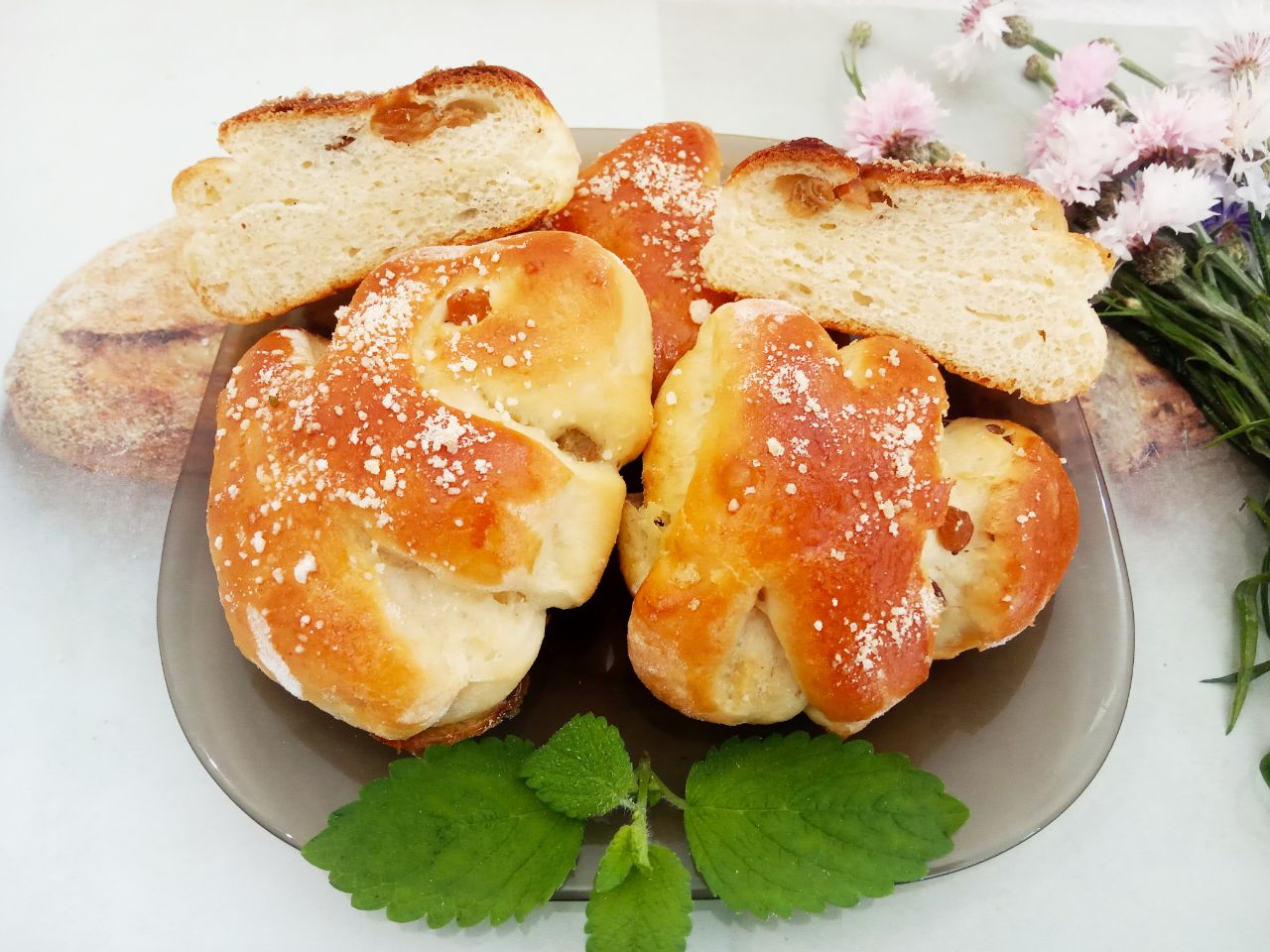 Воздушные и мягкие булочки, на сметане, с изюмом и корицей