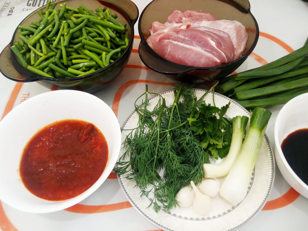 Чесночные стрелки с мясом и овощами тушеные в соевом соусе, вкусные и аппетитные