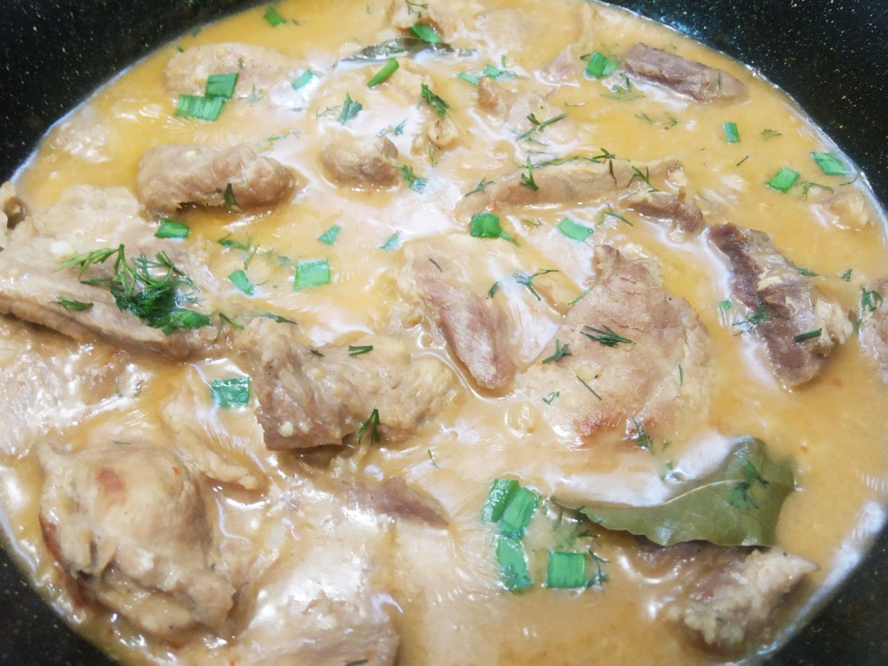 Мясо тушеное с луком и специями