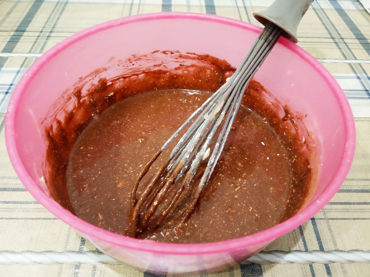 Домашнее шоколадное печенье, рассыпчатое и мягкое с кокосовой стружкой: Кладем размягченное сливочное масло и тщательно размешиваем.