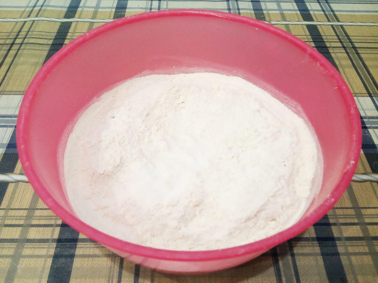 Пицца домашняя, просто, быстро и вкусно: Муку просеиваем через сито, добавляем соду и соль, перемешиваем.