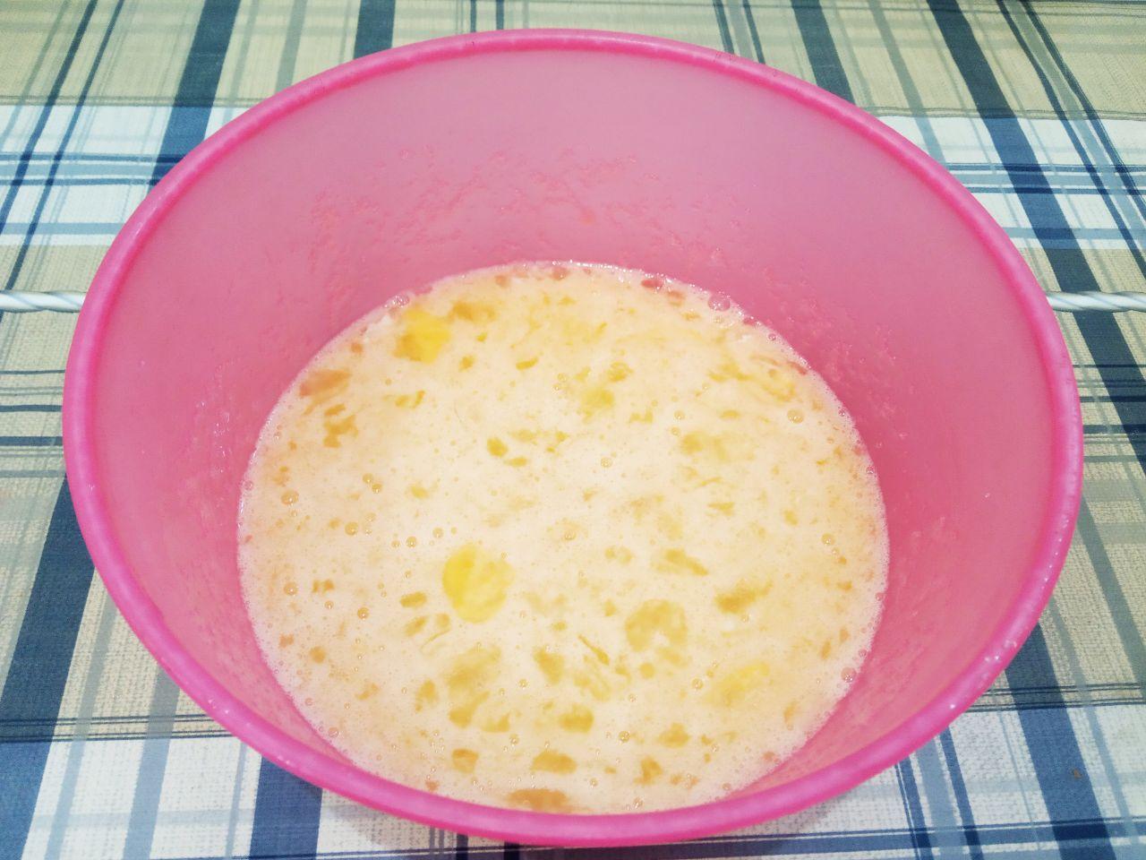 Рецепт печенья на растительном масле с ореховой крошкой: Яйца разбиваем в посуду, в которой будем готовить тесто, всыпаем к ним сахар, ванильный сахар и хорошо