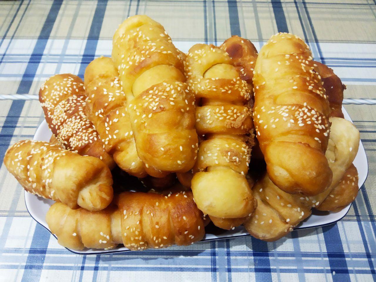 Жареные пончики без яиц с начинкой и с кунжутом: Начинку я приготовила заранее. Молоко соединяем с сахаром и крахмалом, размешиваем и ставим на огонь, доводим