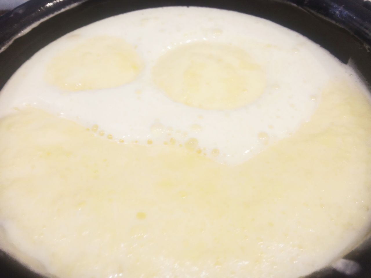 Вкусный торт ко дню рождения или к другому торжеству: Вливаем молоко, размешиваем и ставим на огонь, доводим до кипения постоянно мешаем, когда закипит, снимаем с