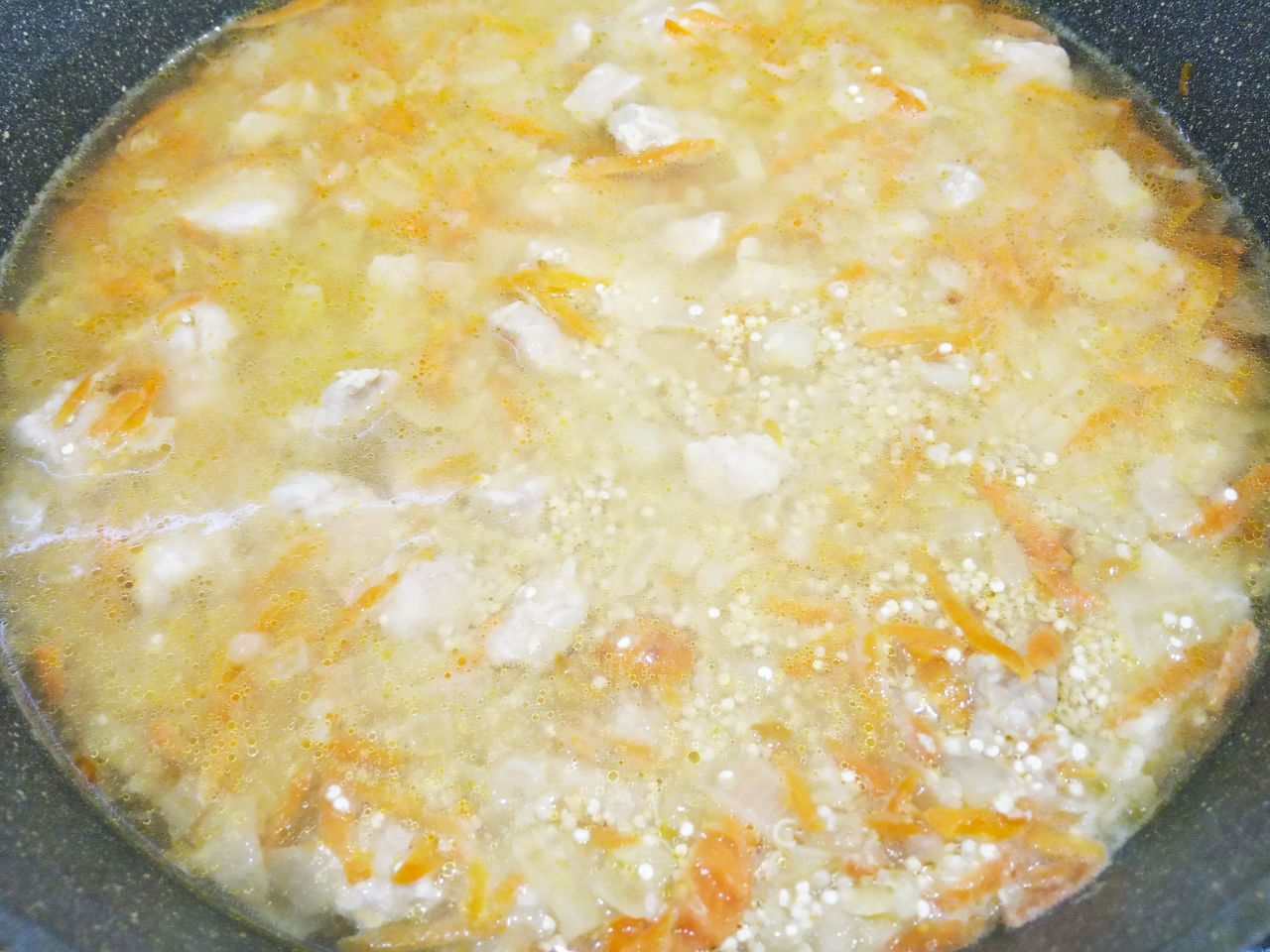 Киноа с мясом и овощами, полезно и сытно: Кладем киноа, заливаем горячей водой в количестве на один стакан крупы два стакана воды.Доводим до кипения и