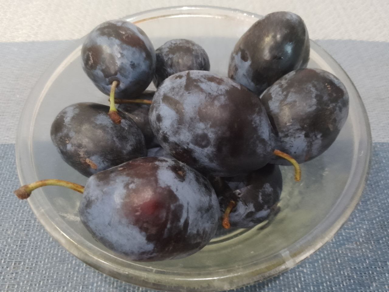 Запеченные яблоки со сливами в духовке, просто и вкусно: Сливы у меня венгерка, промываем водой, просушиваем и удаляем косточки.