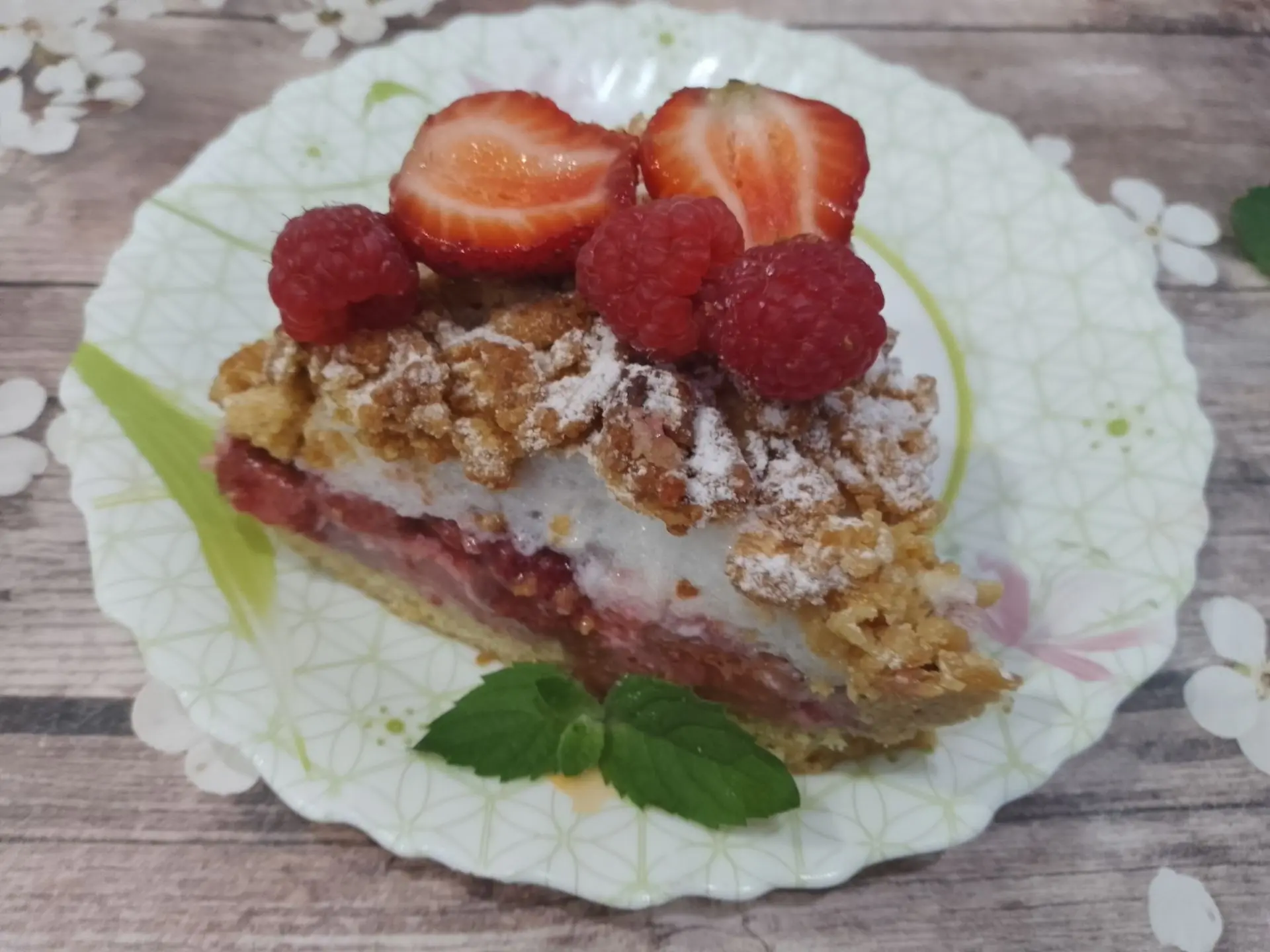 Песочный пирог с начинкой из ягод клубники и взбитых белков