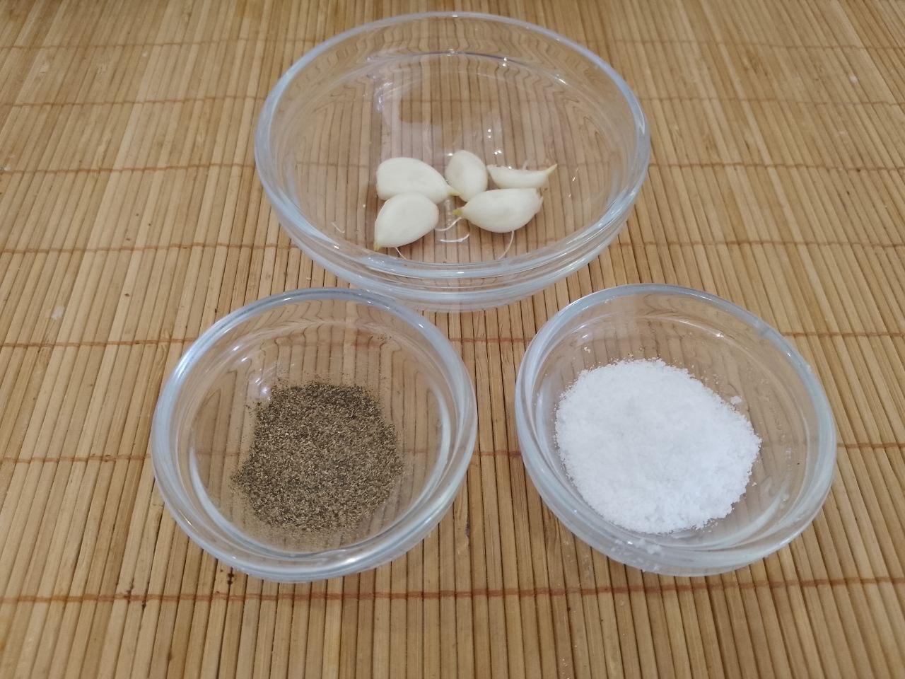 Котлеты из куриного мяса, сочные и аппетитные: В чашу кладем фарш, лук и чеснок. Добавляем сметану, панировочные сухари, соль и перец по вкусу. Котлетную