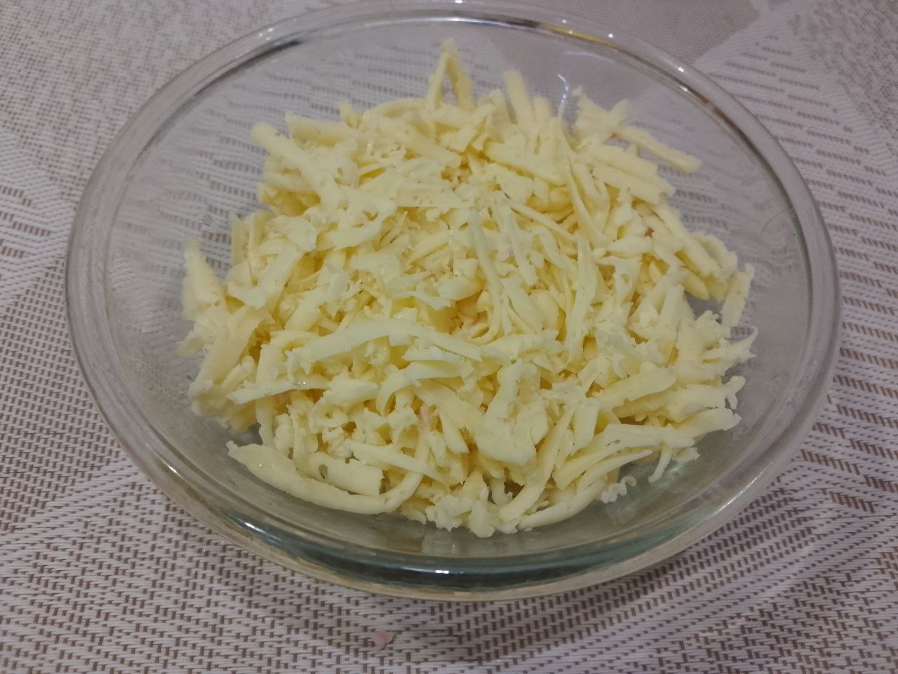 Бутерброды с яйцами и сыром, жареные на сковороде: Натираем твердый сыр на терке.