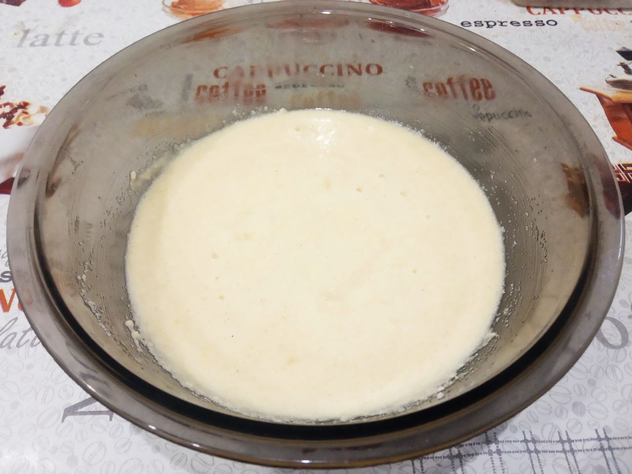 Домашнее печенье из манной крупы, просто и вкусно: Всыпаем манную крупу, размешиваем и оставляем на час для набухания.