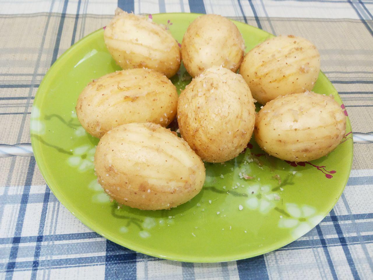 Картофель фаршированный сыром и зеленью, запеченный в духовке: Картофель вдоль прокалываем вилкой в нескольких местах и натираем солью. Смазываем картофель майонезом