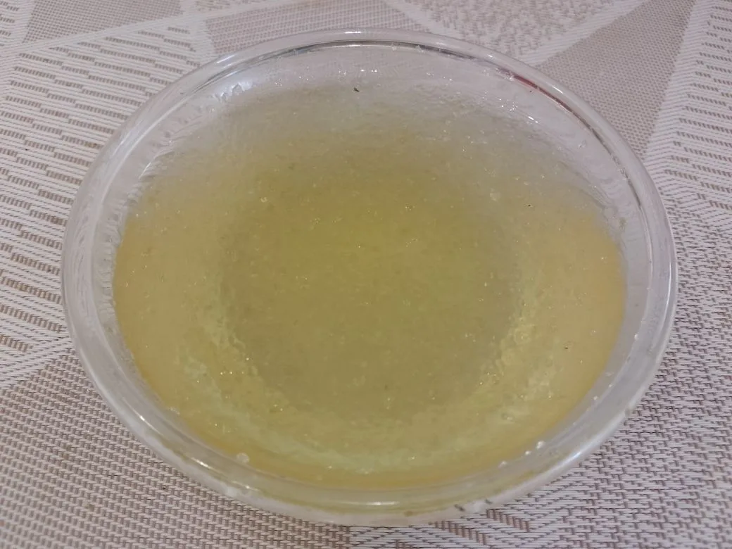 Желе из ягод клубники и жимолости, нежное и вкусное: Затем желатин ставим в микроволновку и подогреваем пока желатин не растворится или подогреваем, но не доводим