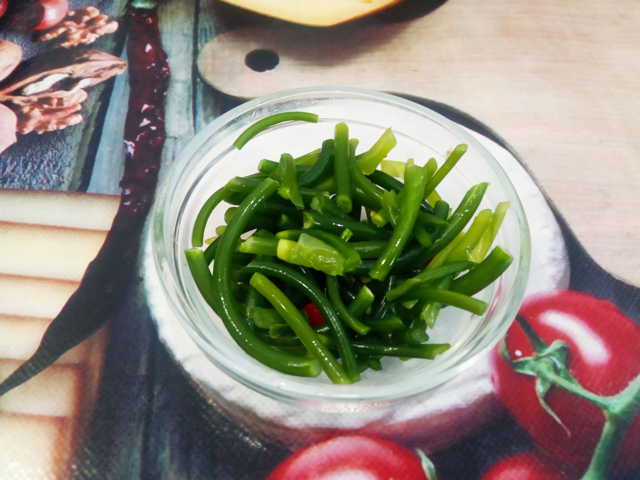 Красная чечевица тушеная с овощами и мясными шариками: Чесночные стрелки у меня тоже замороженные, я их тоже разморозила.