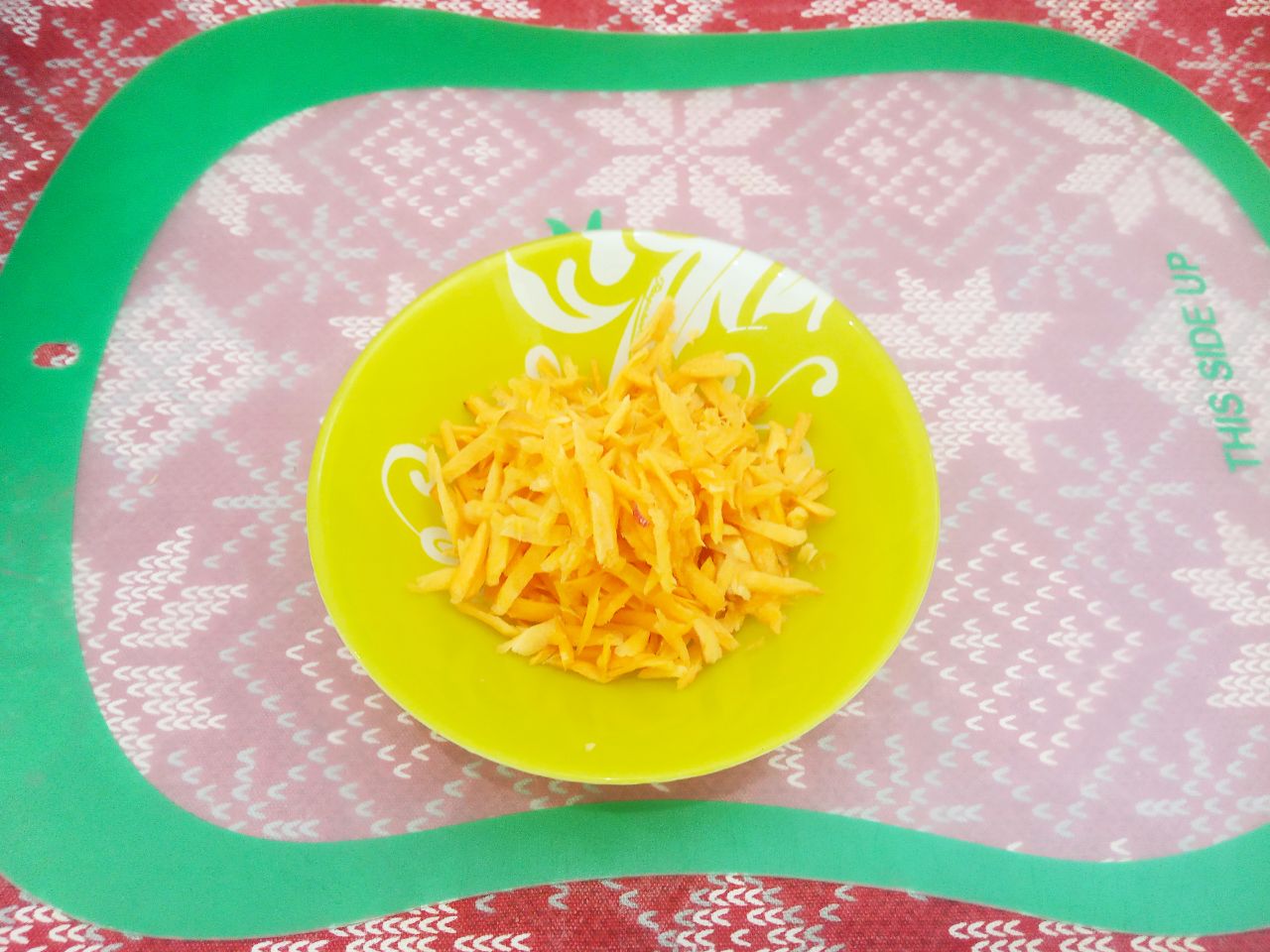 Кабачки фаршированные мясным фаршем, луком, морковью и сыром: Морковь очищаем от кожуры и натираем на крупной терке.