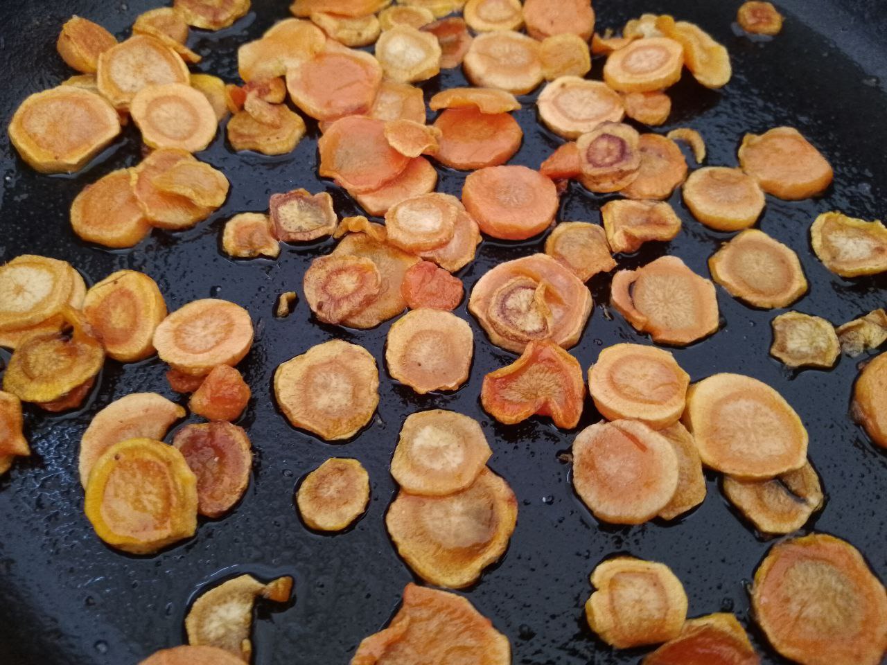 Картофель с обжаренными грибами и луком, просто и вкусно: Разогреваем сковороду с растительным маслом, кладем кружочки моркови, солим и добавляем чеснок, обжариваем до