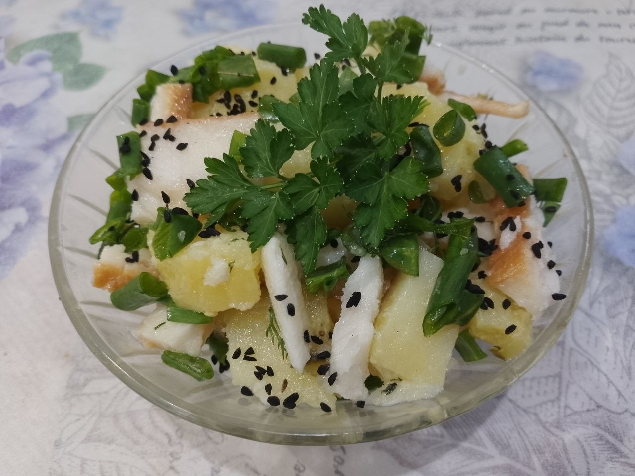 Салат из копченой щуки, картофеля и других ингредиентов