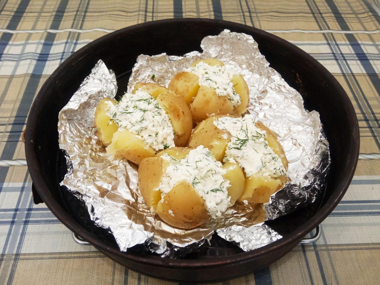 Запеченный картофель с творогом и зеленью: Фаршируем картофель творожной массой и еще ставим в духовку, на 20 30 минут.