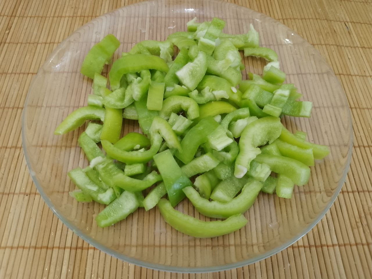 Тушеная спаржевая фасоль с овощами и куриным мясом: Перец промываем и очищаем от семян, нарезаем соломкой.