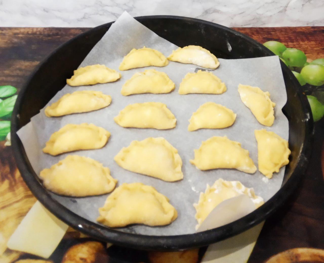 Вкусные и аппетитные сочни с творогом: Противень застилаем пергаментом и укладываем сочни. Поверх сочни смазываем взбитым яйцом.