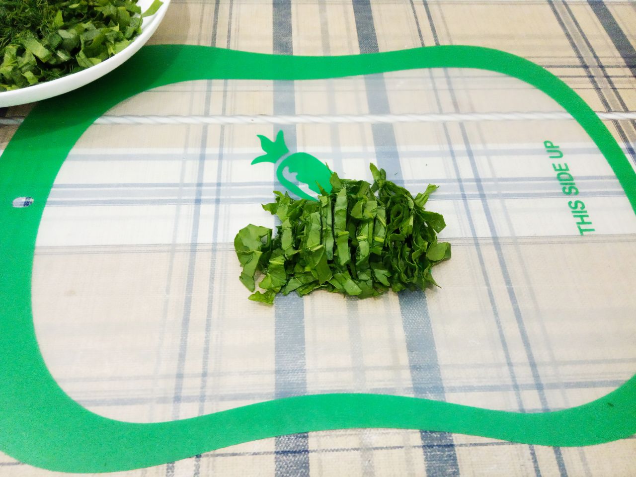 Простой салат из зелени, просто и вкусно: Листья шпината перебираем, промываем и нарезаем полосками.
