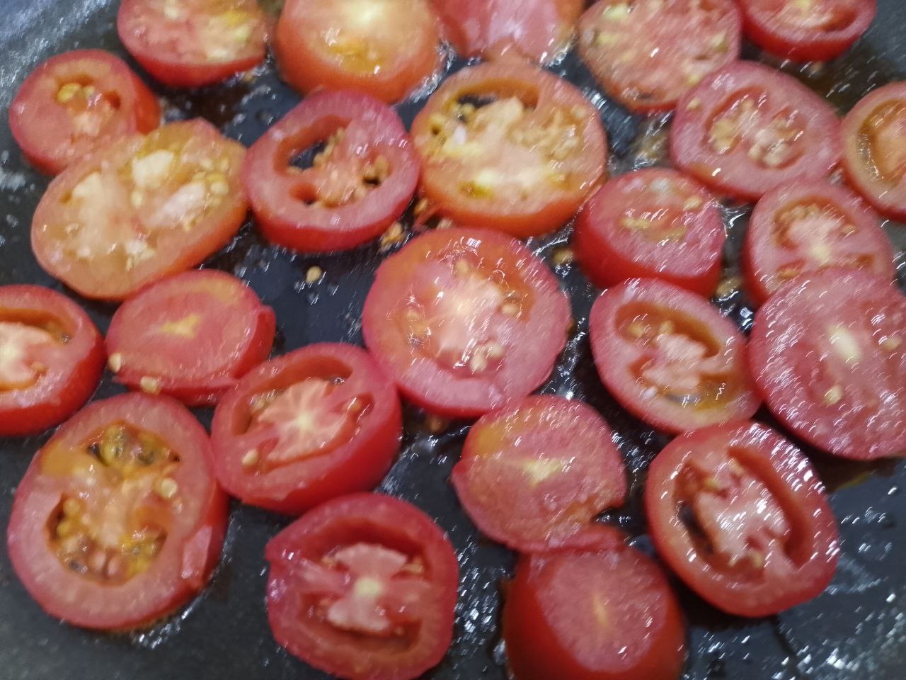 Баклажаны по-кубански, вкусные и аппетитные: Помидоры у меня небольшие поэтому у меня 6 штук вместо двух. Помидоры промываем, обрезаем плодоножки и