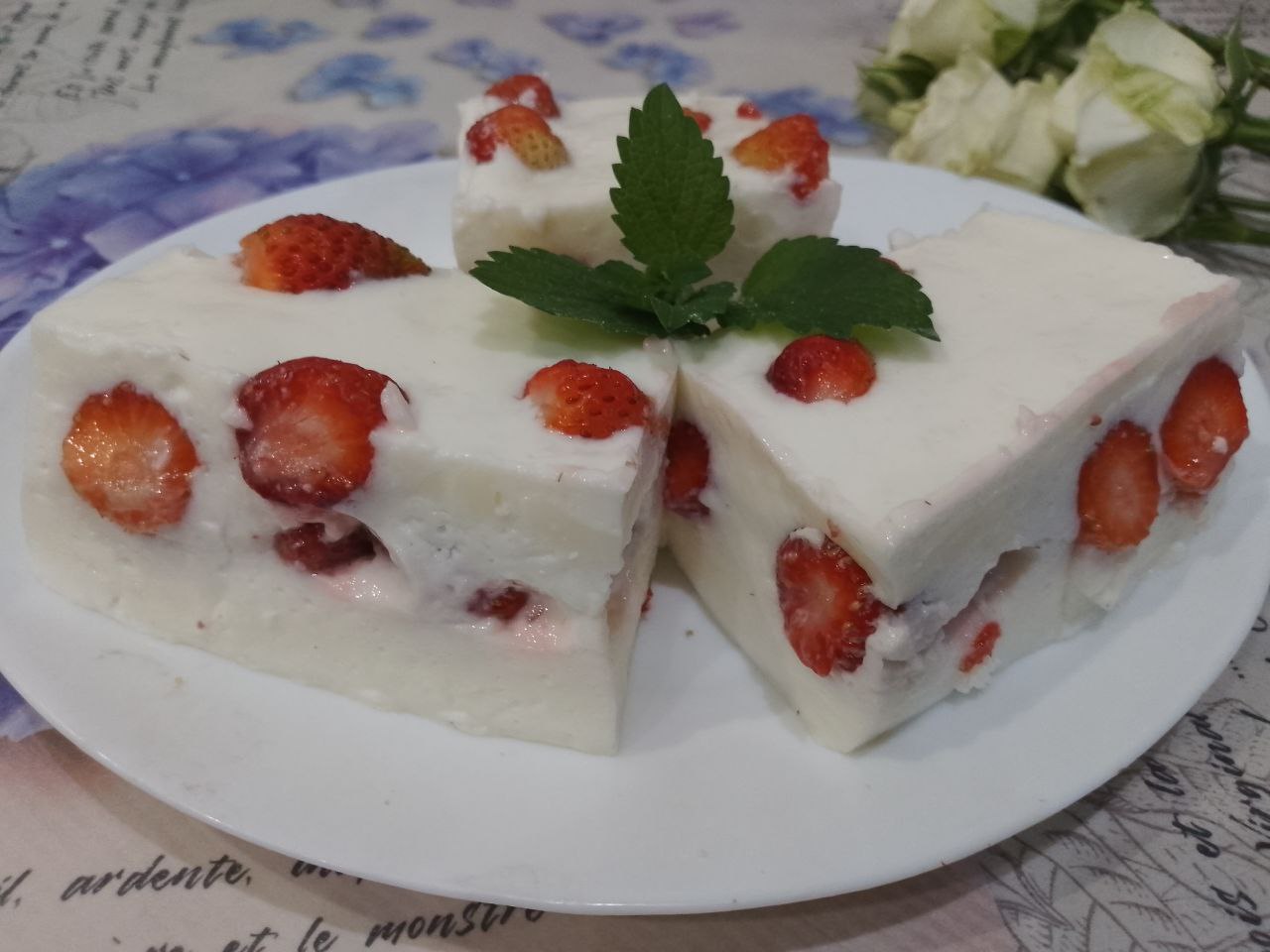 Клубничное желе из ягод клубники и сметаны, нежное и вкусное