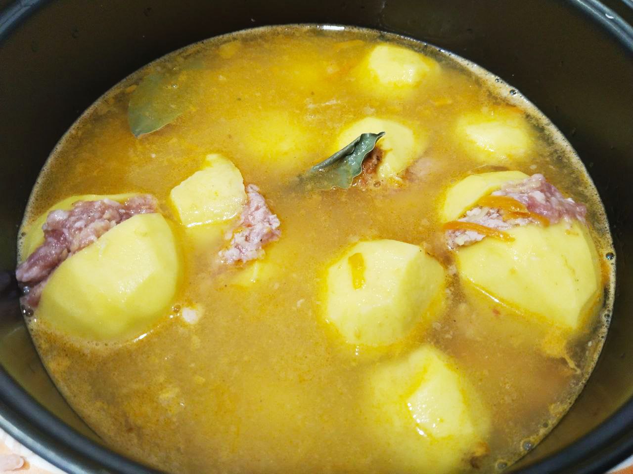 Картофель тушеный и фаршированный мясным фаршем: Заливаем картофель соусом так, чтобы картофель был покрыт соусом и кладем лавровый лист.