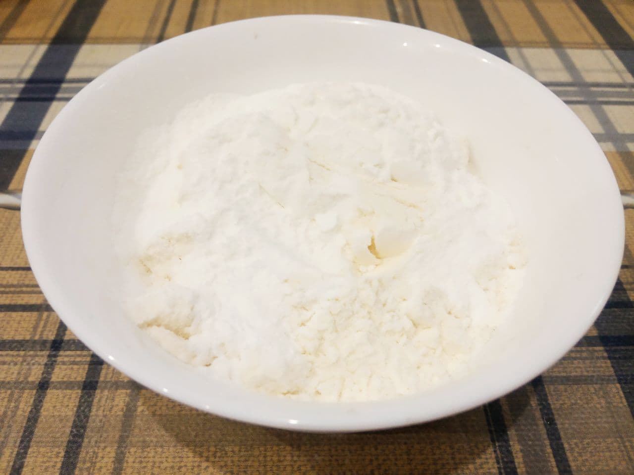 Котлеты из мелко рубленного мяса, сочные и нежные: Соединяем полосочки мяса, сметаны, муки, крахмала, яиц и соевого соуса, перемешиваем. Солим и перчим по вкусу