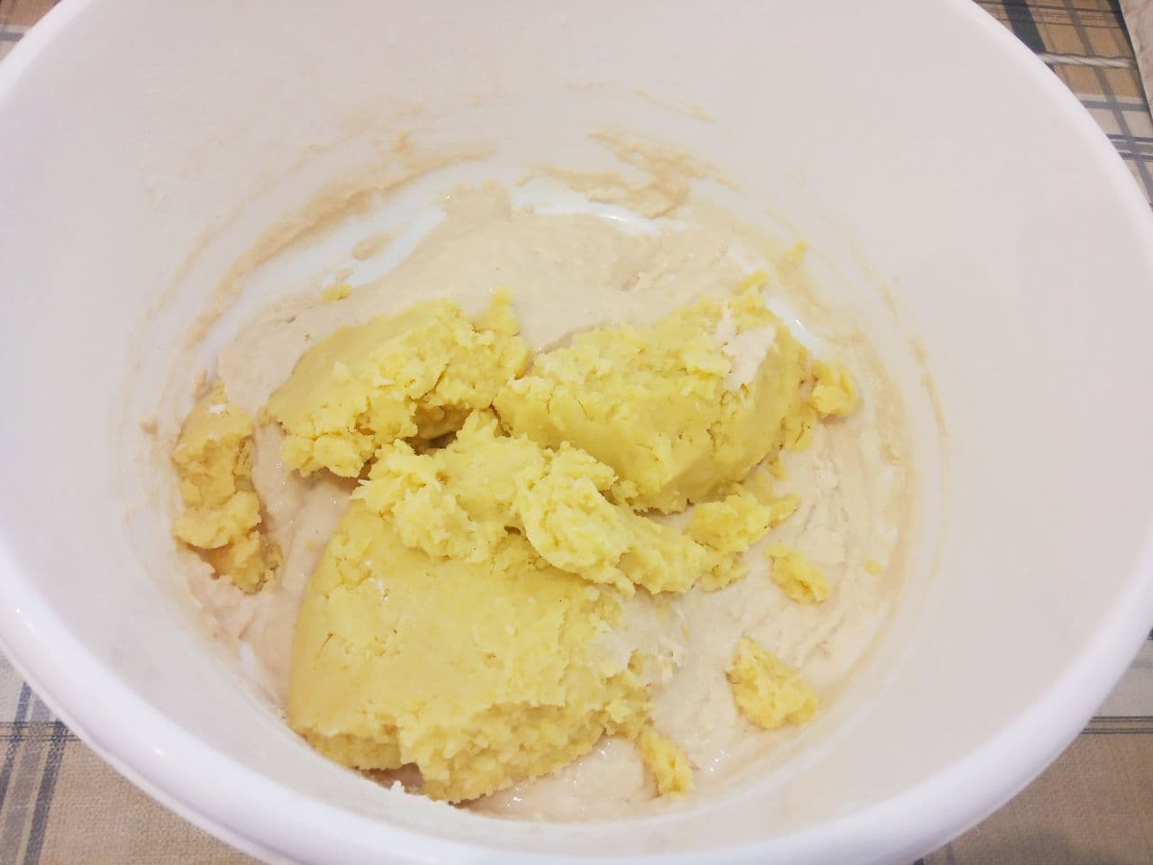 Пирожки с мясной начинкой из картофельного дрожжевого теста, жареные на сковороде: Затем добавляем картофельное пюре и замешиваем тесто.