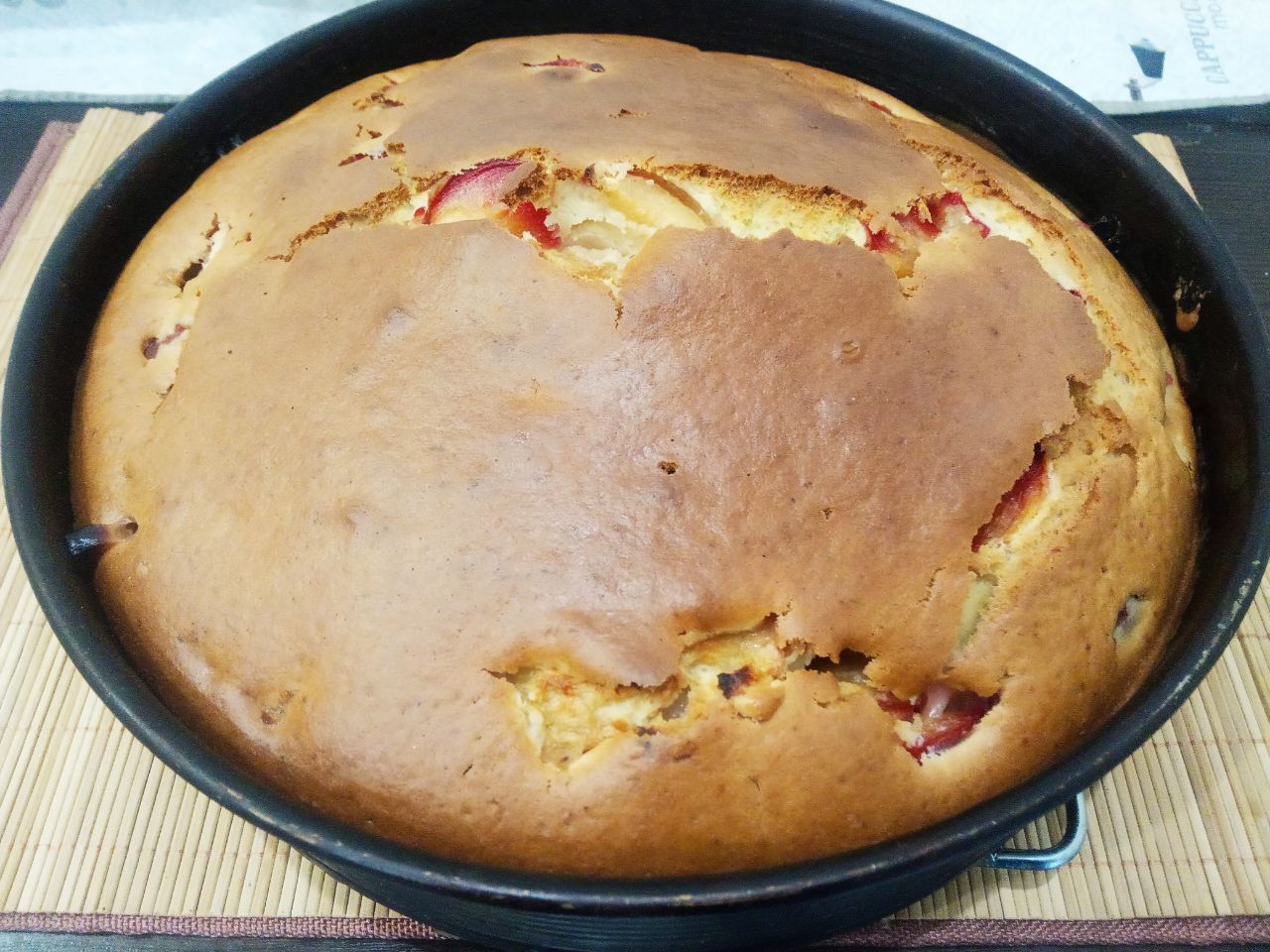 Пирог на молоке, со сливами, простой в приготовлении и вкусный: Испеченный пирог достаем из духовки и охлаждаем в форме.