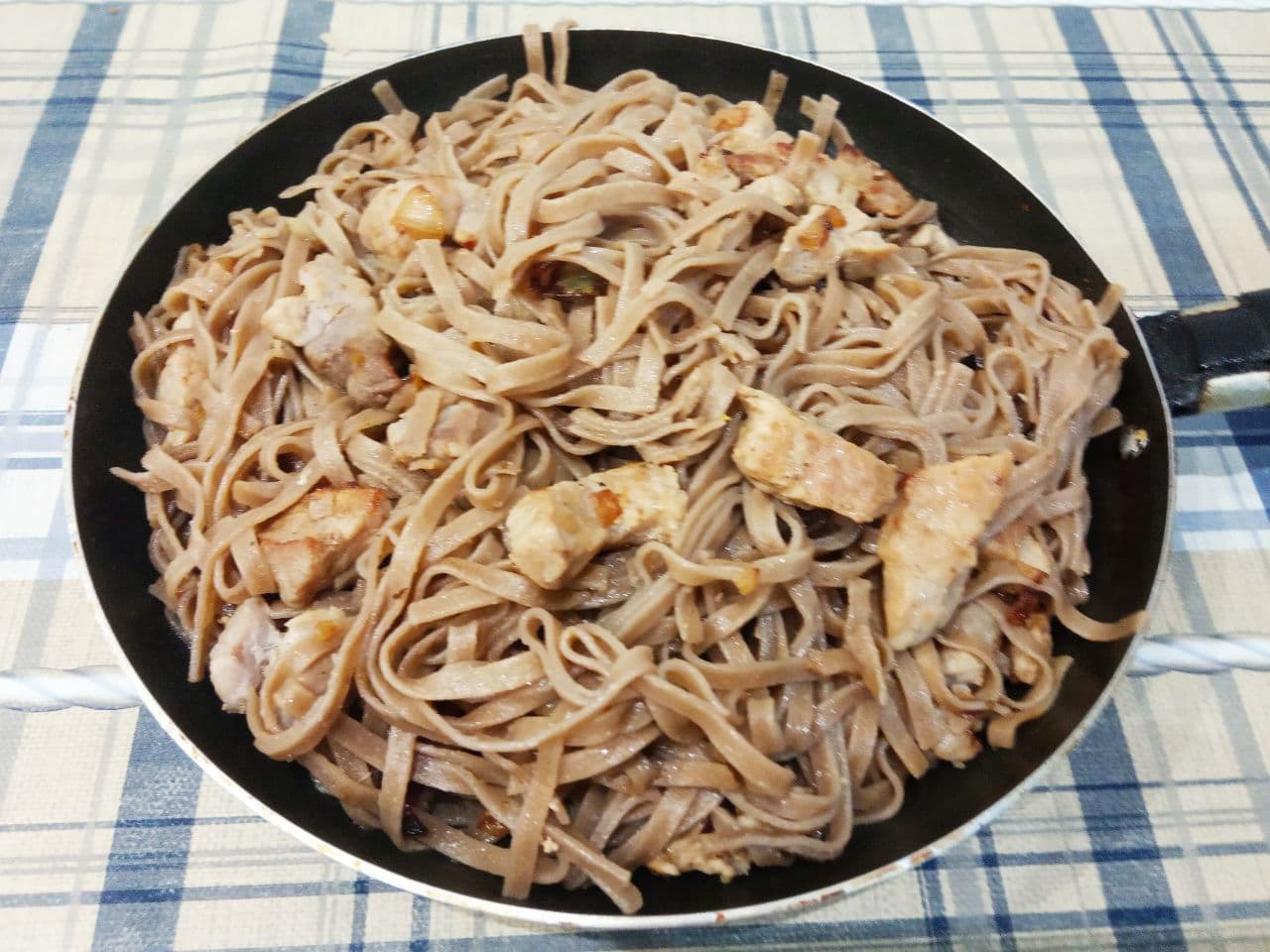 Спагетти из гречневой муки с мясом и овощами: Соединяем макароны с обжаренным мясом, перемешиваем и подогреваем.