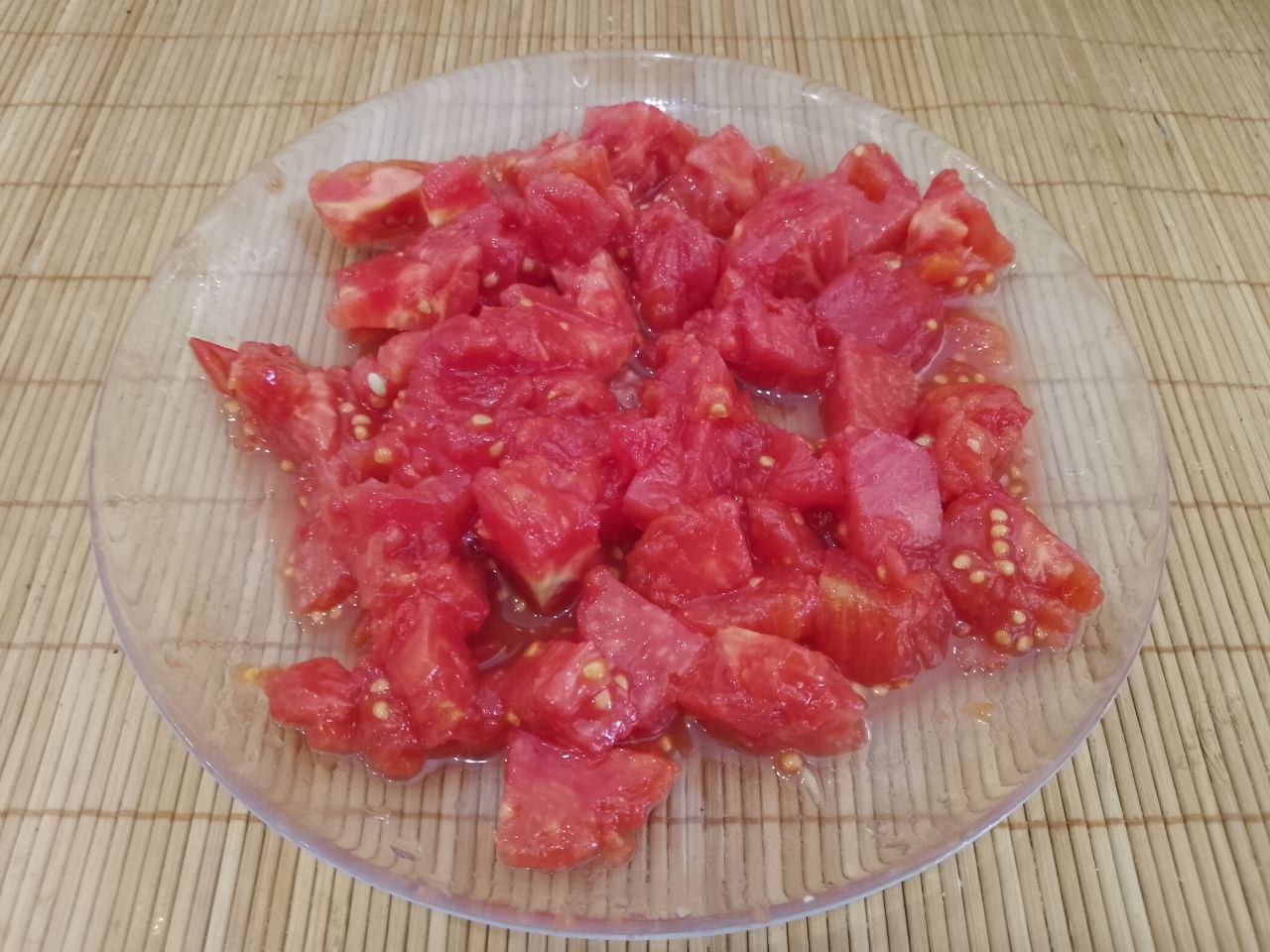Баклажаны с начинкой из мяса и овощей, в духовке: Помидоры промываем, отрезаем плодоножки и нарезаем кубиками.